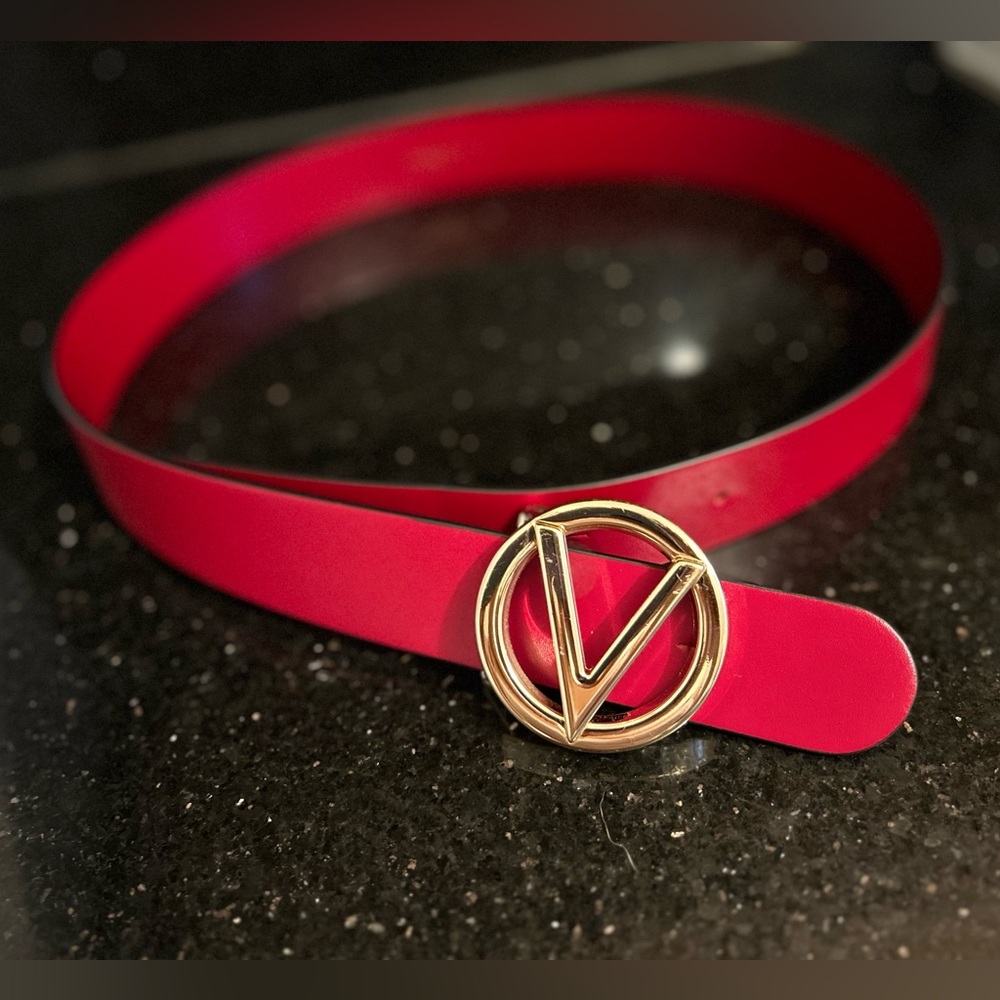 ❤️Valentino red leather belt with golden V hardware ❤️